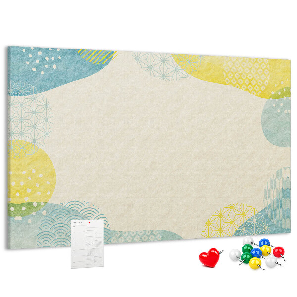 Tablero de corcho decorado con formas coloridas en tonos delicados