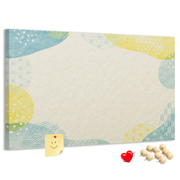 Tablero de corcho decorado con formas coloridas en tonos delicados