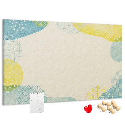 Tablero de corcho decorado con formas coloridas en tonos delicados