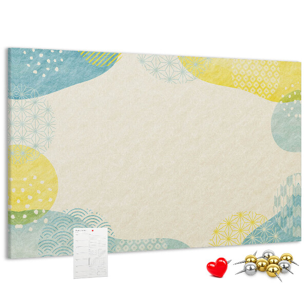Tablero de corcho decorado con formas coloridas en tonos delicados