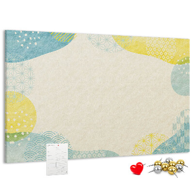 Tablero de corcho decorado con formas coloridas en tonos delicados
