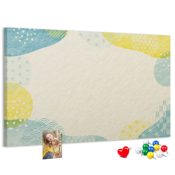 Tablero de corcho decorado con formas coloridas en tonos delicados