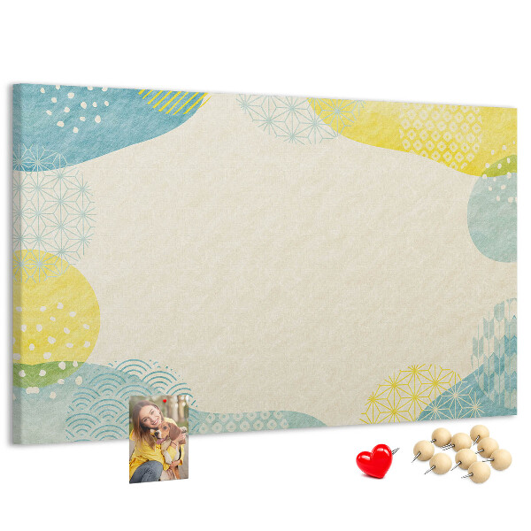 Tablero de corcho decorado con formas coloridas en tonos delicados