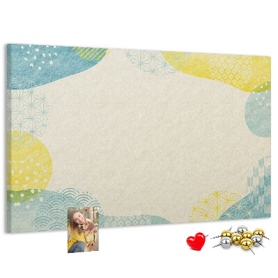 Tablero de corcho decorado con formas coloridas en tonos delicados