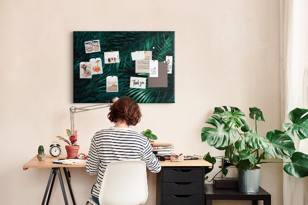 Tablero de anuncios diseño de hojas tropicales en tonos verdes