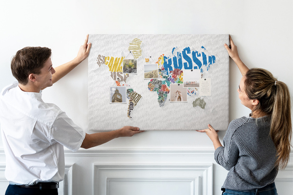 Tablero de anuncios mapa mundial colorido con nombres de países