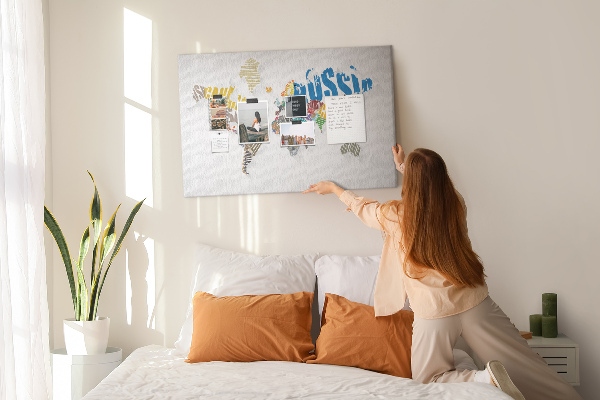 Tablero de anuncios mapa mundial colorido con nombres de países