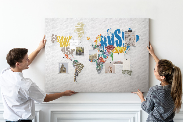 Tablero de anuncios mapa mundial colorido con nombres de países