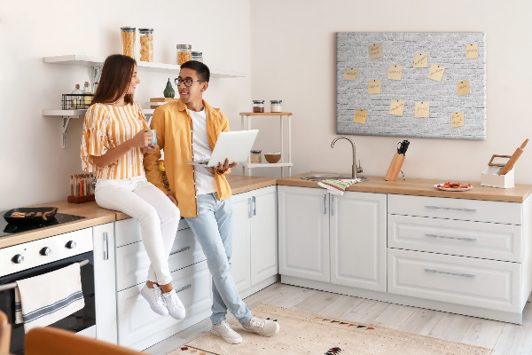 Tablero de anuncios con diseño de pared de ladrillo blanco y chinchetas de colores