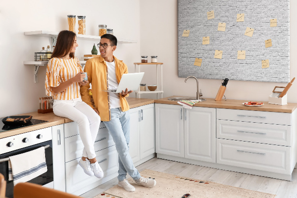 Tablero de anuncios con diseño de pared de ladrillo blanco y chinchetas de colores