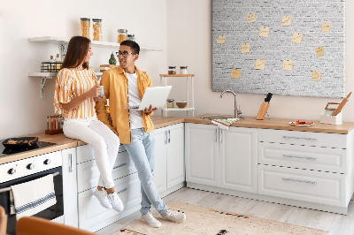 Tablero de anuncios con diseño de pared de ladrillo blanco y chinchetas de colores