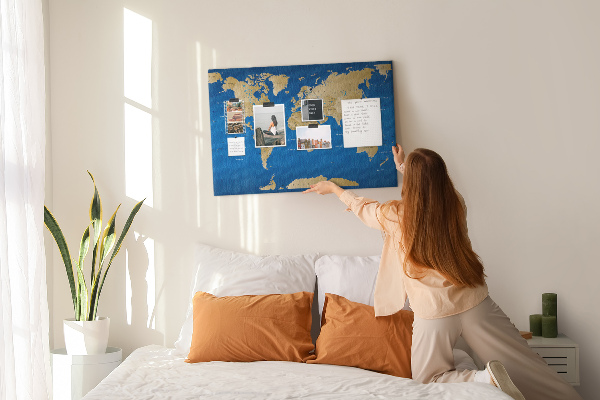 Tablero de anuncios mapa del mundo con alfileres de colores
