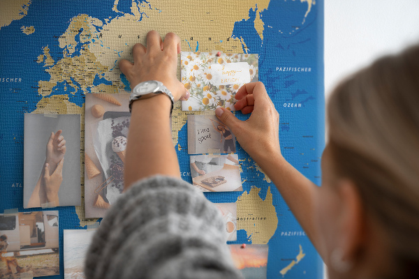 Tablero de anuncios mapa del mundo con alfileres de colores