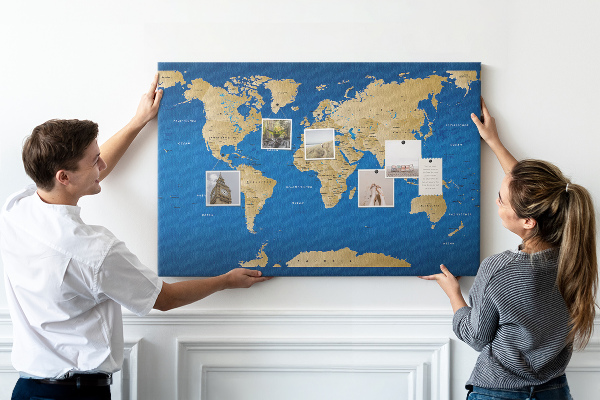 Tablero de anuncios mapa del mundo con alfileres de colores