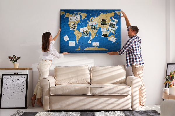Tablero de anuncios mapa del mundo con alfileres de colores