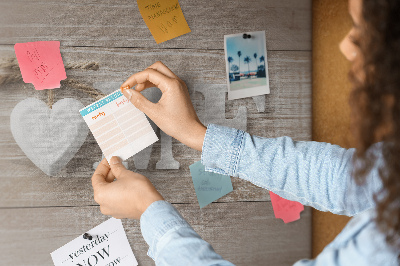 Tablero de corcho decorativo con elegante inscripción HOME y un corazón
