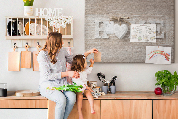 Tablero de corcho decorativo con elegante inscripción HOME y un corazón