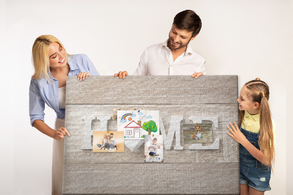 Tablero de corcho decorativo con elegante inscripción HOME y un corazón