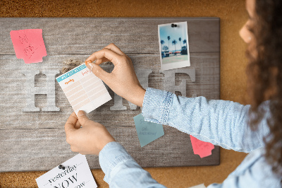 Tablero de corcho decorativo con elegante inscripción HOME y un corazón