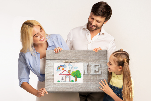 Tablero de corcho decorativo con elegante inscripción HOME y un corazón