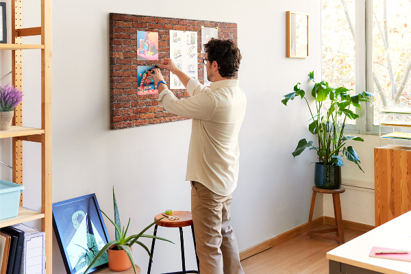 Tablero de anuncios diseño de pared de ladrillo en tonos cálidos