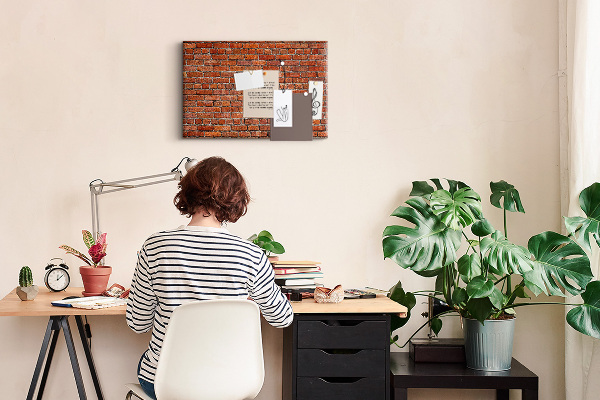 Tablero de anuncios diseño de pared de ladrillo en tonos cálidos