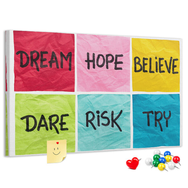 Pizarra de corcho con tarjetas coloridas de lemas inspiradores