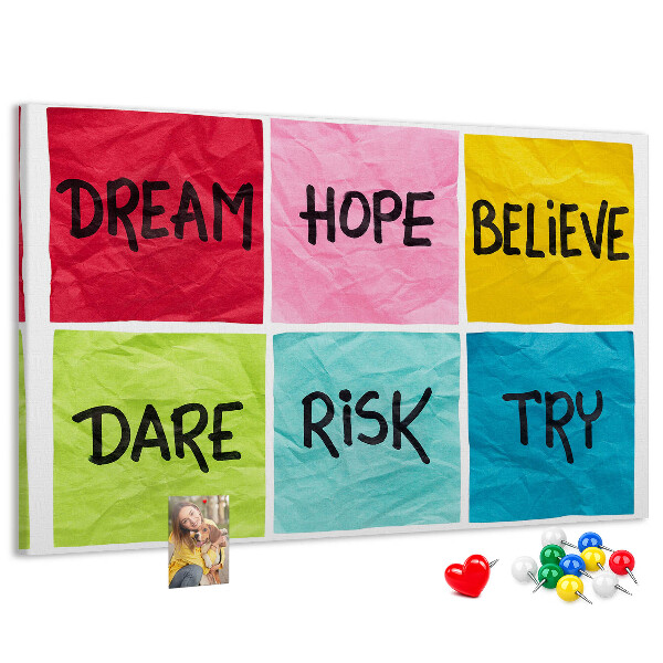 Pizarra de corcho con tarjetas coloridas de lemas inspiradores