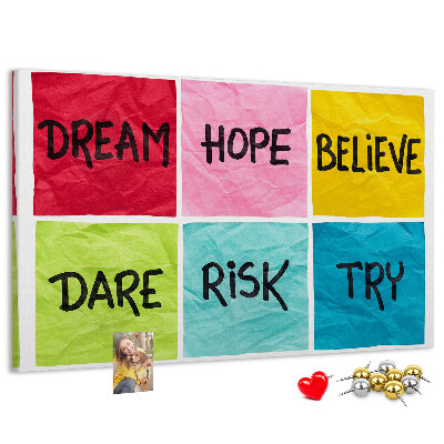 Pizarra de corcho con tarjetas coloridas de lemas inspiradores