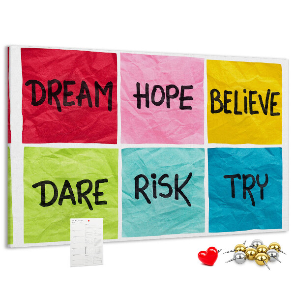 Pizarra de corcho con tarjetas coloridas de lemas inspiradores