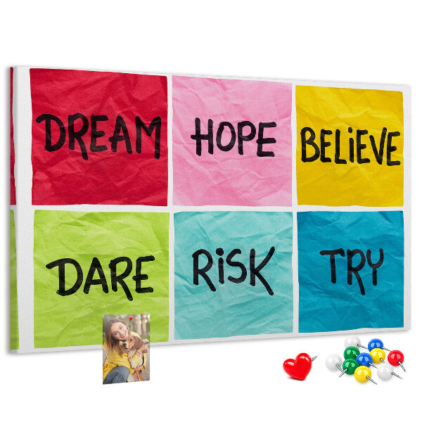 Pizarra de corcho con tarjetas coloridas de lemas inspiradores