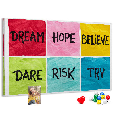 Pizarra de corcho con tarjetas coloridas de lemas inspiradores