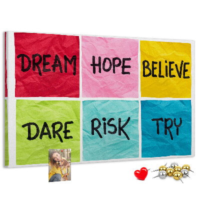 Pizarra de corcho con tarjetas coloridas de lemas inspiradores
