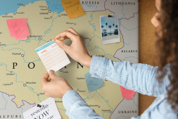 Tablero de corcho decorativo mapa de Polonia con la ubicación de Varsovia marcada