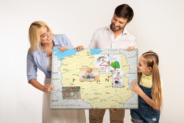 Tablero de corcho decorativo mapa de Polonia con la ubicación de Varsovia marcada