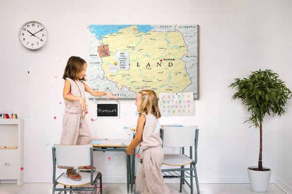 Tablero de corcho decorativo mapa de Polonia con la ubicación de Varsovia marcada