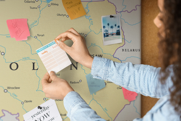 Tablero de corcho decorativo mapa de Polonia con la ubicación de Varsovia marcada
