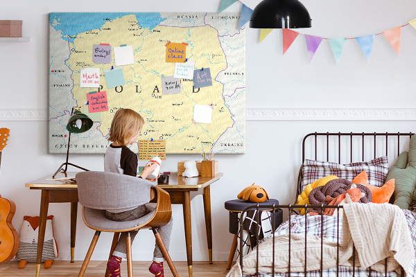 Tablero de corcho decorativo mapa de Polonia con la ubicación de Varsovia marcada