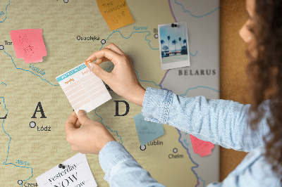 Tablero de corcho decorativo mapa de Polonia con la ubicación de Varsovia marcada