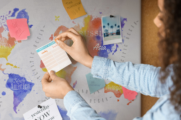 Tablero de anuncios mapa del mundo con diseño de acuarela colorida