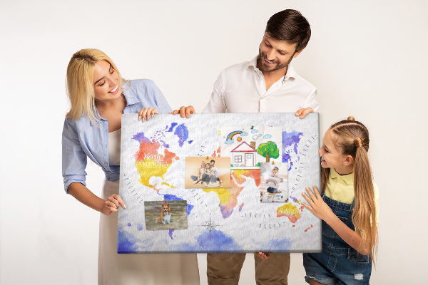 Tablero de anuncios mapa del mundo con diseño de acuarela colorida