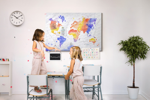 Tablero de anuncios mapa del mundo con diseño de acuarela colorida