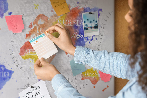 Tablero de anuncios mapa del mundo con diseño de acuarela colorida