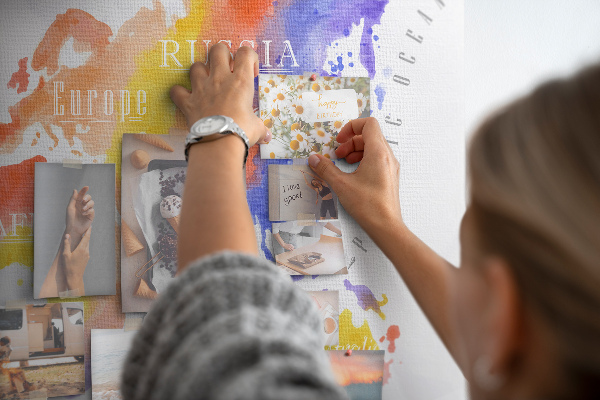 Tablero de anuncios mapa del mundo con diseño de acuarela colorida