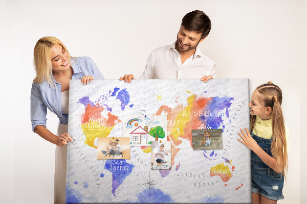 Tablero de anuncios mapa del mundo con diseño de acuarela colorida