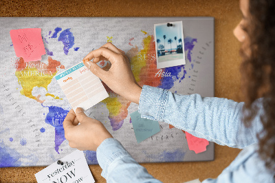 Tablero de anuncios mapa del mundo con diseño de acuarela colorida
