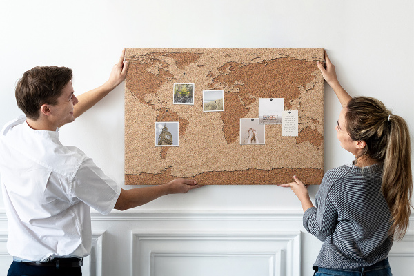 Pizarra de corcho con diseño de mapa mundial natural