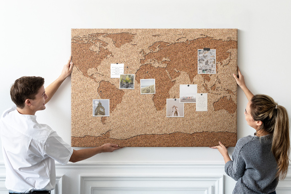 Pizarra de corcho con diseño de mapa mundial natural