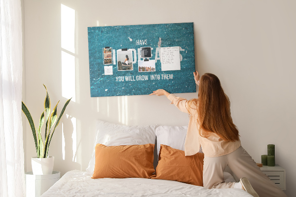 Tablero de corcho decorado con diseño de sueños sobre fondo azul