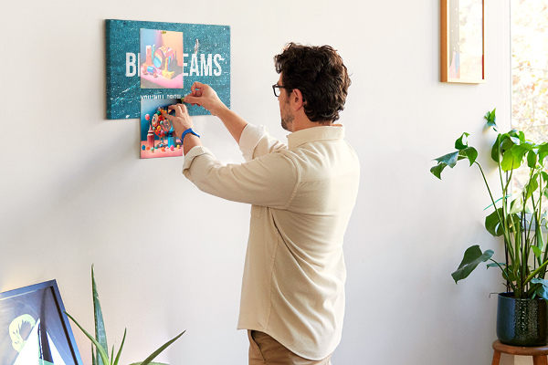 Tablero de corcho decorado con diseño de sueños sobre fondo azul